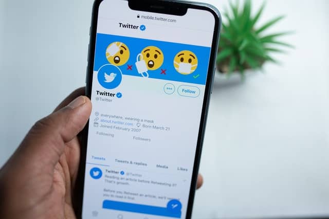 Twitter to roll out pinned DMs feature